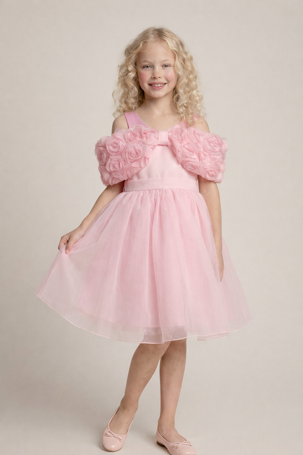 Розовое тюлевое платье с цветами