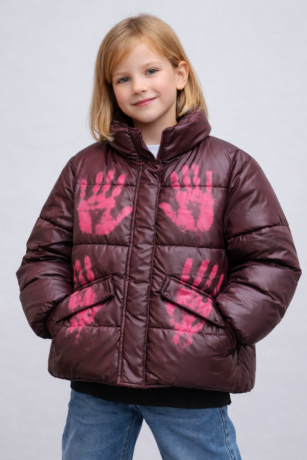 Черный пуховик с принтом