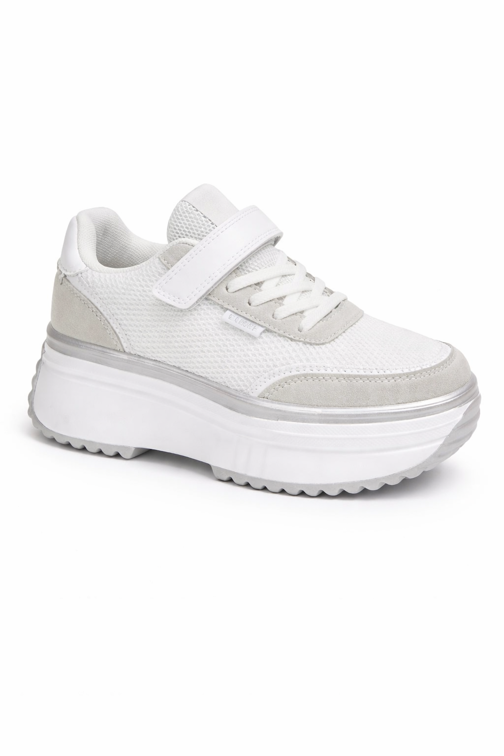 Белые кроссовки на платформе
