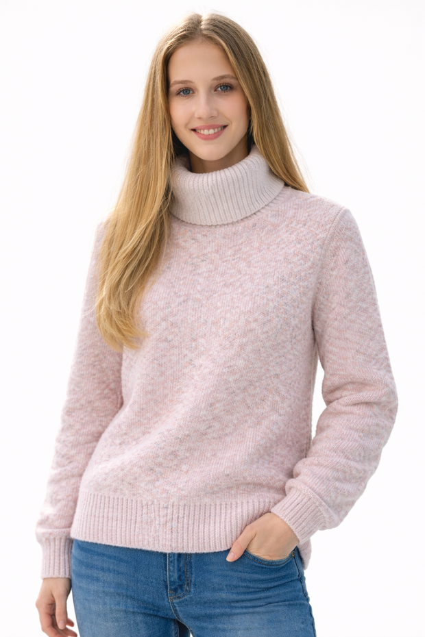 Пастельный свитер с воротом