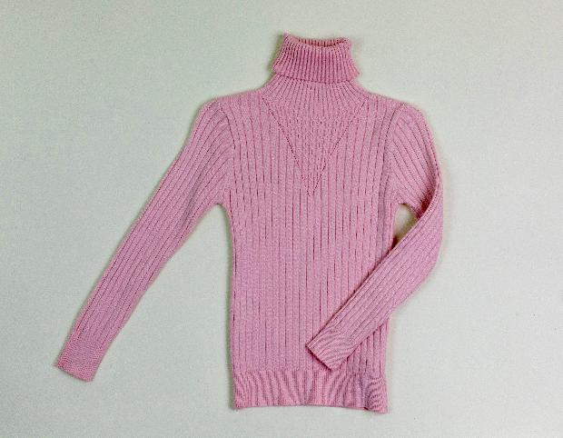 Розовый вязаный свитер с горлом